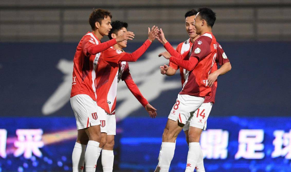 包含成都蓉城训练开放日；加时末段绝杀压哨引欢呼；葡超在即；数据趋势出现新变化的词条